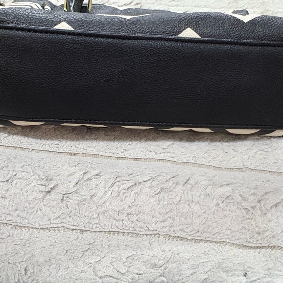 Betsey Johnson Black and White Chevron Crossbody Bag - Picture 10 of 12